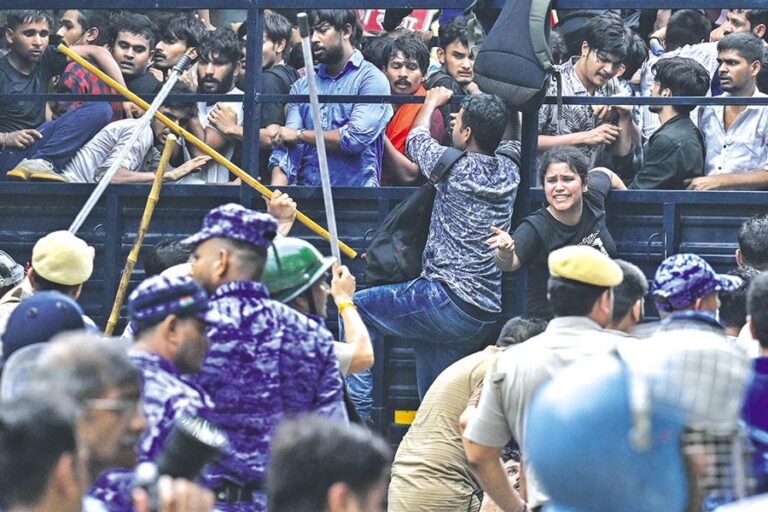 数千人がインド議会に向けて行進する中、警察がゴキブリ活動家を襲撃