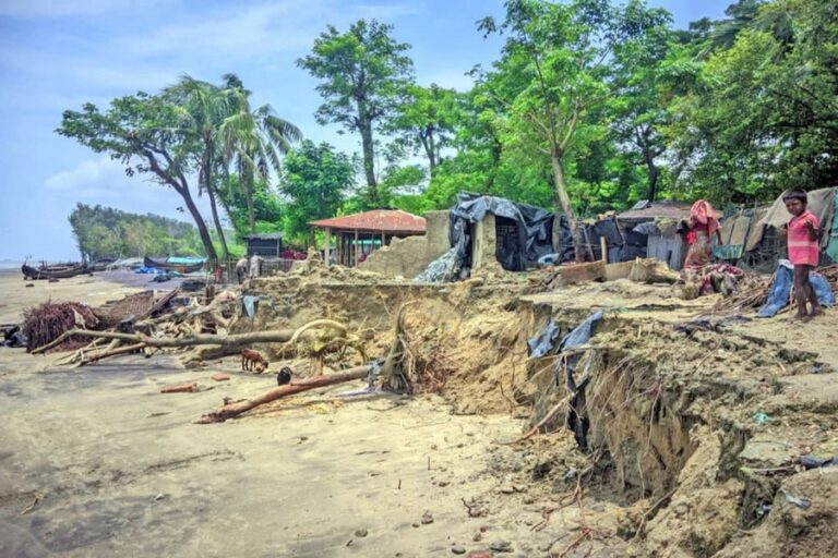 堤防の決壊により、クトゥブディアの住民は苦境に立たされている。