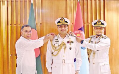 新海軍司令官、中将の階級章を授与される