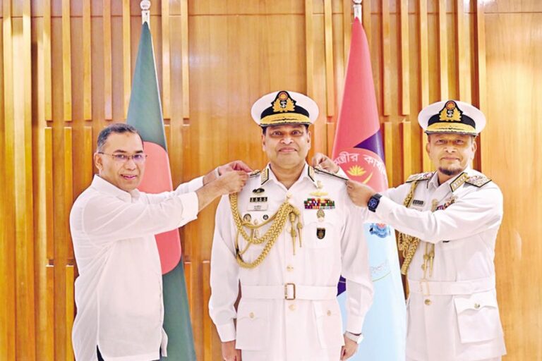 新海軍司令官、中将の階級章を授与される