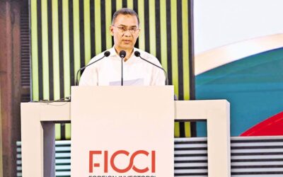 首相は海外投資家を招致し、1兆ドル経済目標を改めて表明した。