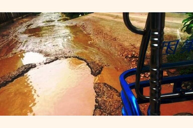 チャンドプールでは老朽化した道路が住民の苦痛を引き起こしている。