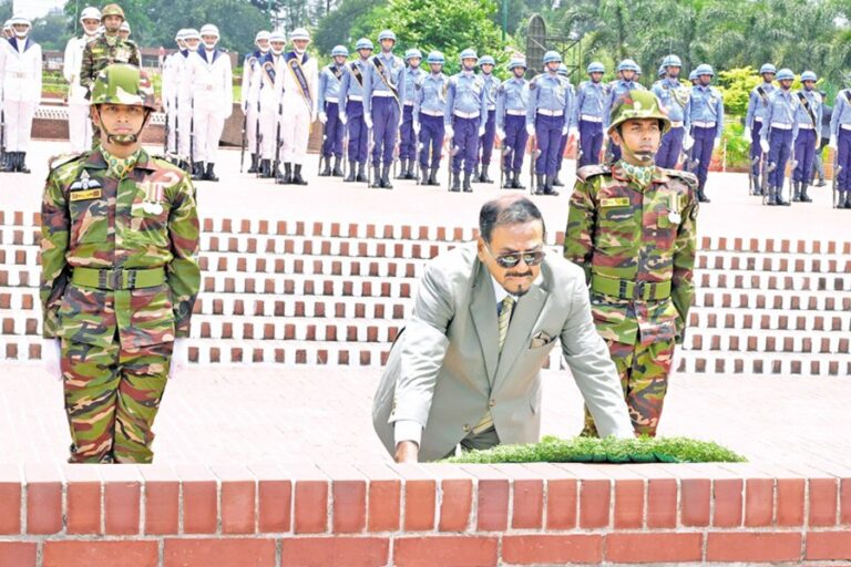 大統領代行が解放戦争の殉教者、ジア、カレダに敬意を表す