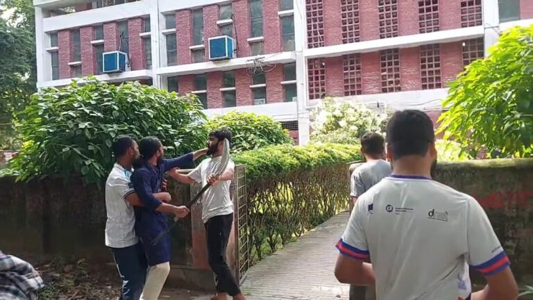 ラジシャヒ大学：サラフディン・アンマルと他のチャトラ・シビル指導者らが学生3人を繰り返し殴打