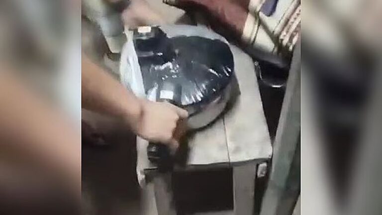 アシュリアの食料品店に置き忘れられたバッグの中から見つかった「圧力鍋」爆弾を警察が解除