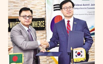 カンダカール・アブドゥル・ムクタディル商務大臣が韓国のヨ・ハンクー貿易大臣と握手