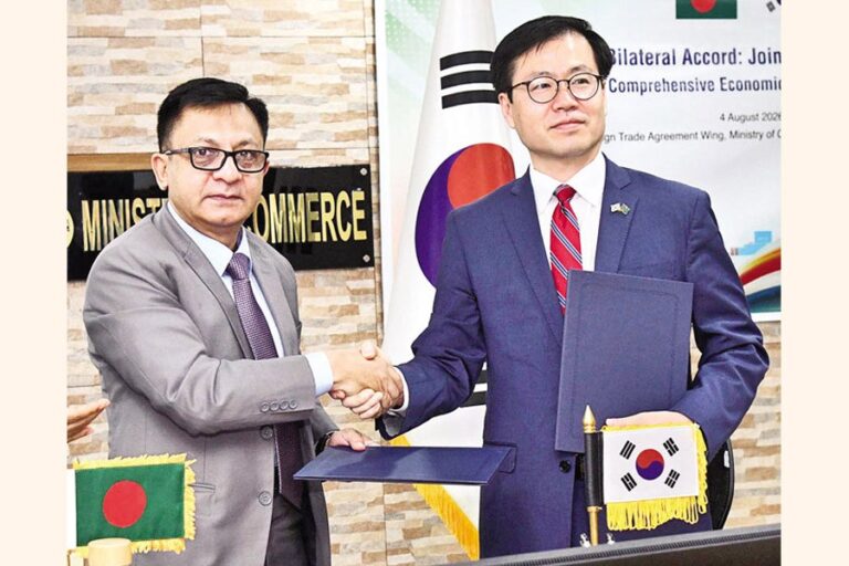 カンダカール・アブドゥル・ムクタディル商務大臣が韓国のヨ・ハンクー貿易大臣と握手