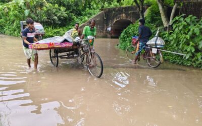冠水した道路により、クシュティアの住民10万人が苦境に立たされている。