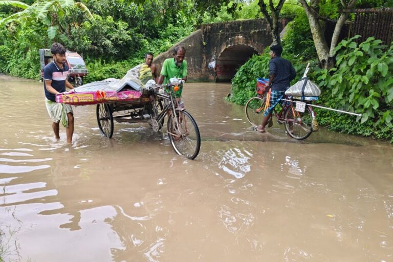 冠水した道路により、クシュティアの住民10万人が苦境に立たされている。