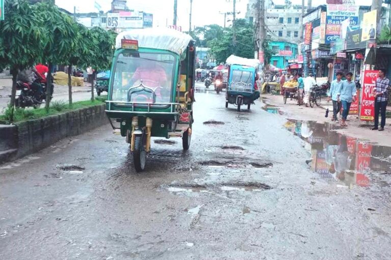 RpCCの住民は、穴だらけの道路に苦しんでいる。