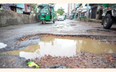 雨により、チッタゴン州の道路のほとんどが廃墟と化した。