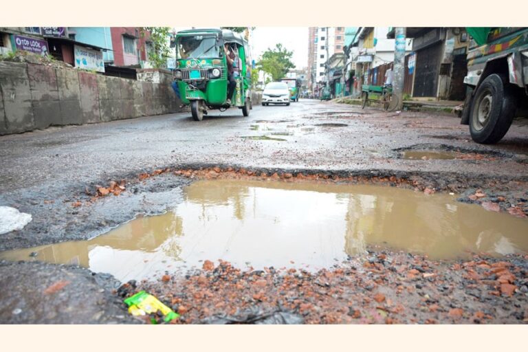 雨により、チッタゴン州の道路のほとんどが廃墟と化した。