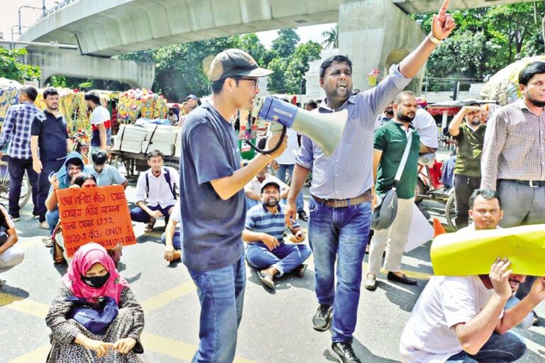 抗議参加者は警察の妨害に直面する
