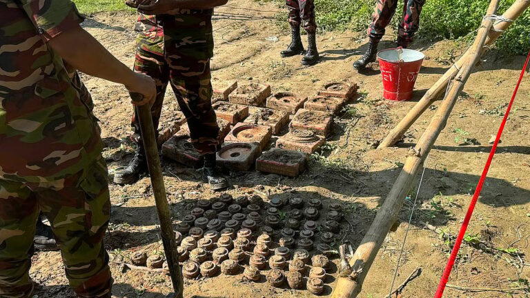 シャベルで掘り出された6つの金属物体が、96個の地雷の発見につながった。