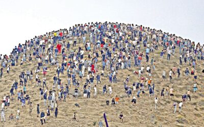 フニデク近郊の衝突現場近くの丘の上に人々が集まっている。