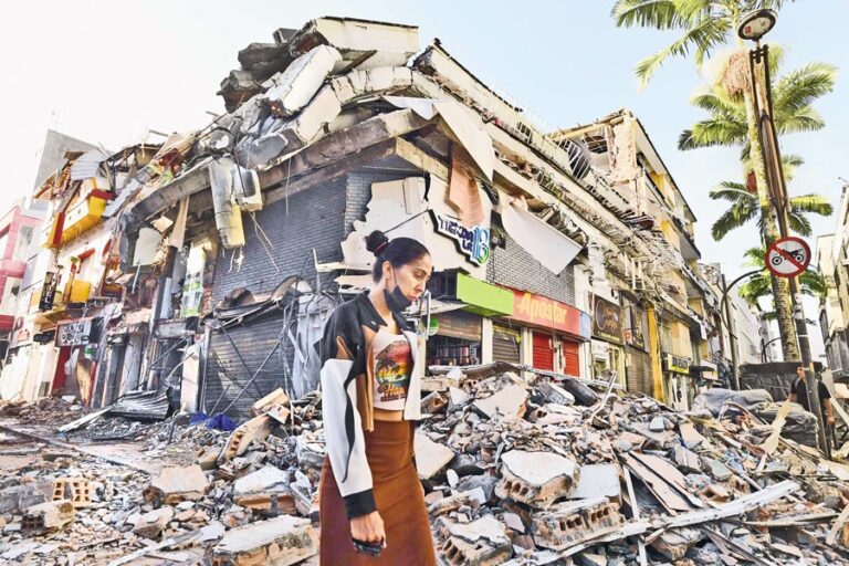 コロンビアでは地震で132人が死亡、生存者の捜索に奔走している。