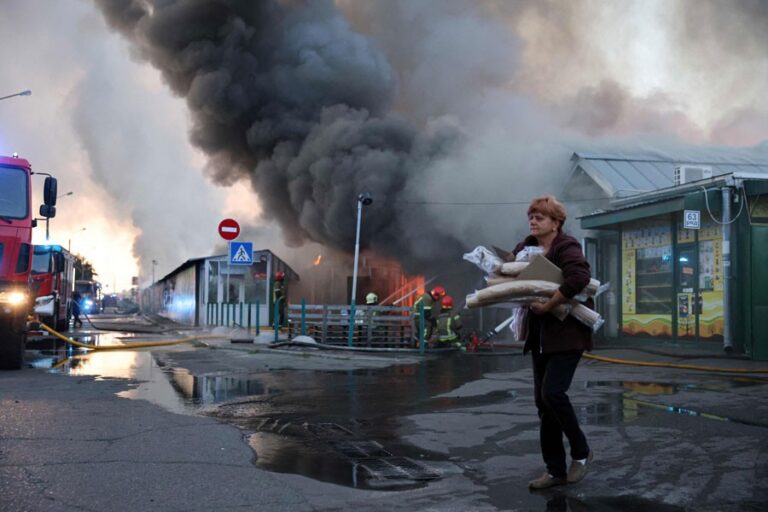 ロシアとウクライナで夜間の空爆により12人が死亡
