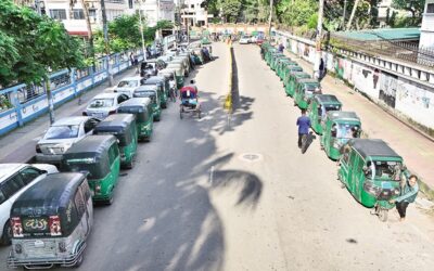 ガス不足の深刻化により、各地のCNG充填所に車両が殺到している。