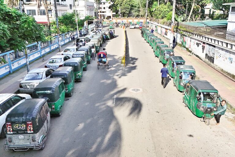 ガス不足の深刻化により、各地のCNG充填所に車両が殺到している。