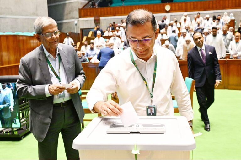 首相兼下院議長のタリク・ラフマン氏が投票を行った。