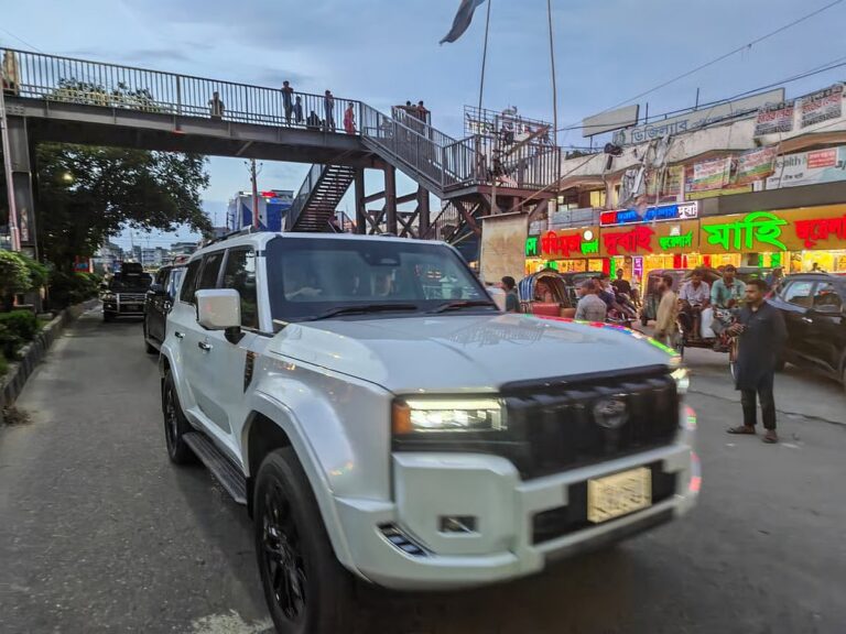 タリク・ラフマン首相がダッカ市内を車で巡回し、市内の清掃状況を視察