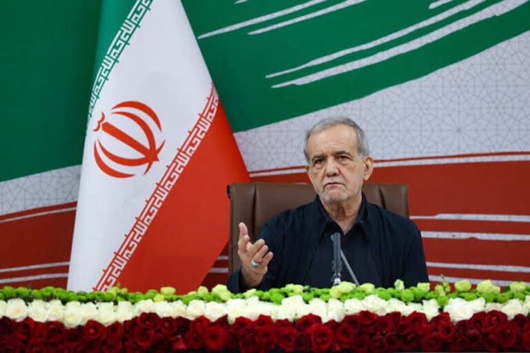 イランは「壊滅的な」報復を誓い、米国は史上最も厳しい経済制裁をちらつかせている。