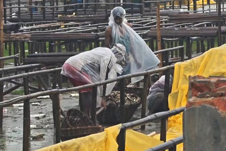 突風がナジラルテクの干物市場を襲う