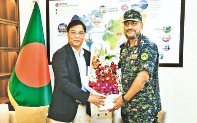 アブドゥル・モタレブ・サザド・マフムド少将が、新しく任命された民間航空・観光大臣M・ラシドゥッザマン・ミラットに挨拶する