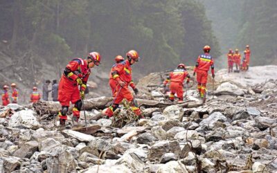 ネパールと中国の洪水被災者が安全な場所に到着する一方、家族は行方不明者約3000人の安否を待っている。