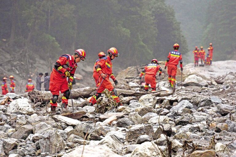 ネパールと中国の洪水被災者が安全な場所に到着する一方、家族は行方不明者約3000人の安否を待っている。