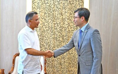 タリク・ラフマン首相が韓国のヨ・ハンク貿易相と握手を交わす