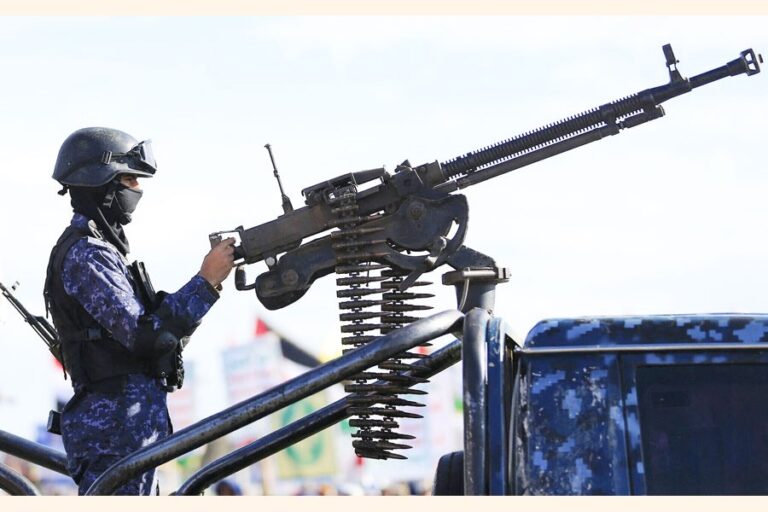 紅海の要衝海峡への反乱軍の進軍で120人が死亡