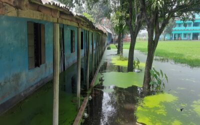 クシュティアでは、校庭が水浸しになり、約700人の生徒の苦境がさらに深刻化している。