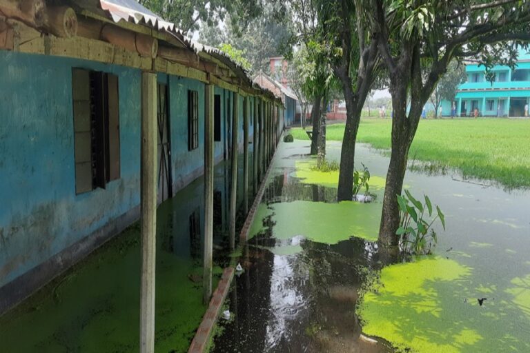 クシュティアでは、校庭が水浸しになり、約700人の生徒の苦境がさらに深刻化している。