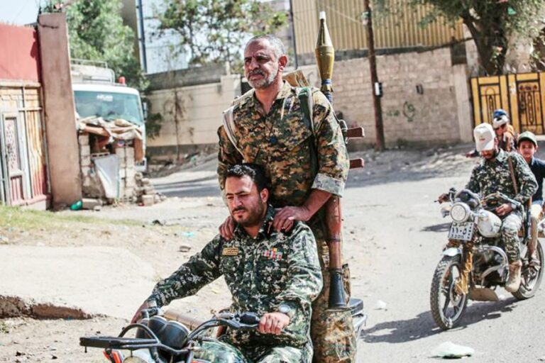 サウジアラビア軍がフーシ派支配下のモカ空港を空爆、反乱軍は戦略的に重要な島を制圧