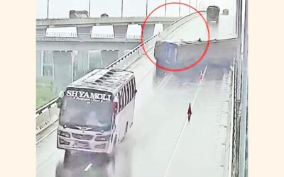 パドマ橋でバスが横転、8人が負傷