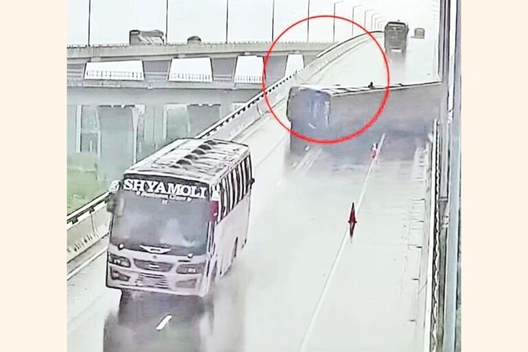 パドマ橋でバスが横転、8人が負傷