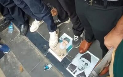 ジンナーとグラム・アザムの写真がDUCSUの入り口の床に置かれ、博物館は踏みつけられる恐れがある