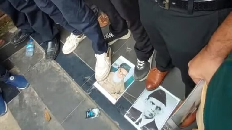 ジンナーとグラム・アザムの写真がDUCSUの入り口の床に置かれ、博物館は踏みつけられる恐れがある