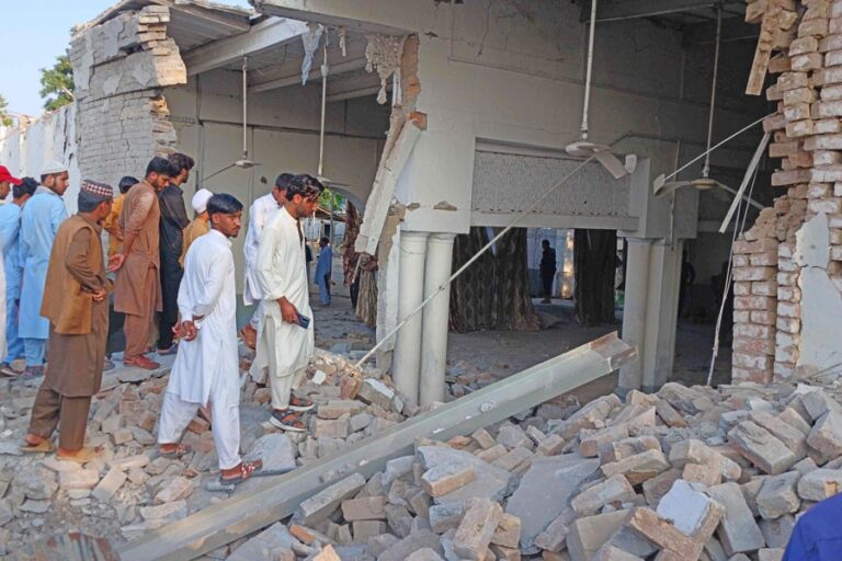パキスタン警察署敷地内のモスク付近で自爆攻撃が発生し、21人が死亡