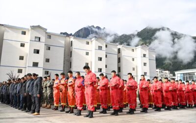 中国とネパールの洪水による死者数は1000人を超え、トンネルからの救出が最後の希望となっている。