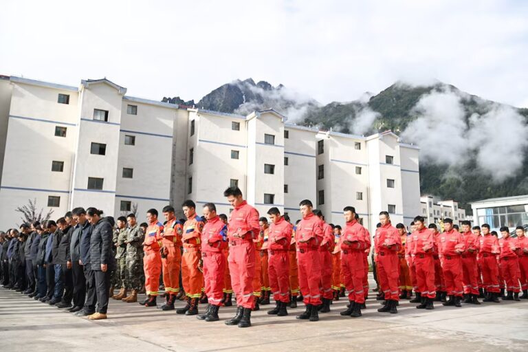 中国とネパールの洪水による死者数は1000人を超え、トンネルからの救出が最後の希望となっている。