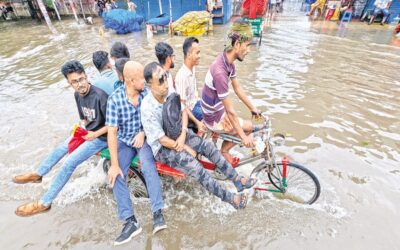 大雨によりダッカの道路が冠水し、通勤者が影響を受ける