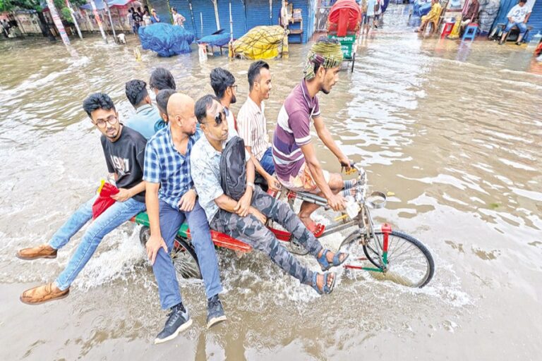 大雨によりダッカの道路が冠水し、通勤者が影響を受ける