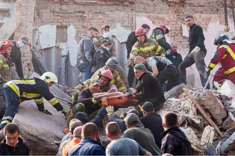 ロシア軍によるウクライナ地域への攻撃で21人が死亡、大規模攻撃