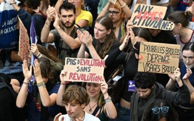 フランス各地で高校生が抗議活動に参加