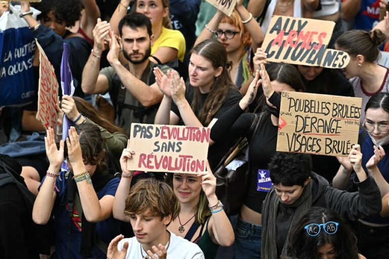 フランス各地で高校生が抗議活動に参加