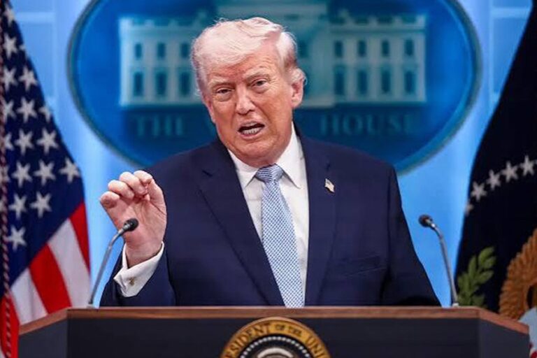 トランプ大統領、米中間選挙前のイランへの新たな攻撃を否定