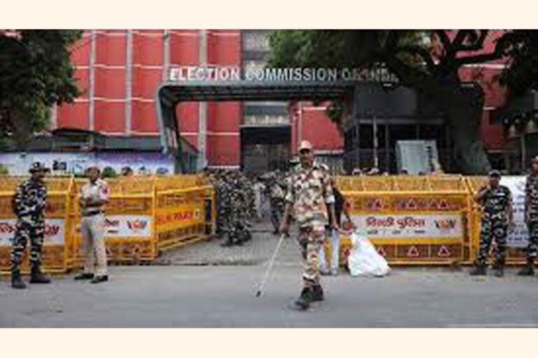 インド、選挙抗議デモに備え数千人の警察官を配備