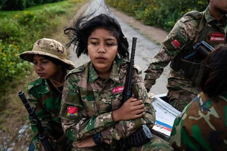 若者たちは拉致され、ミャンマー軍に売られる恐怖の中で暮らしている。